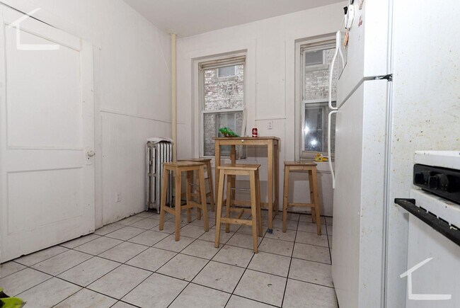 Foto del edificio - 3 Bed 1 Bath close to BU available 9/1