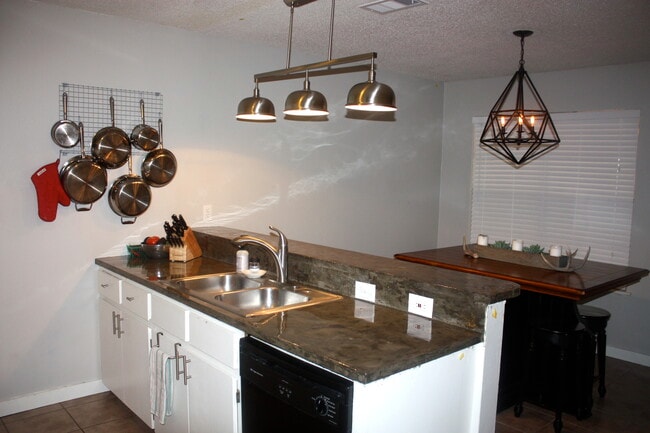 Foto del edificio - 3408 Dolphin Dr