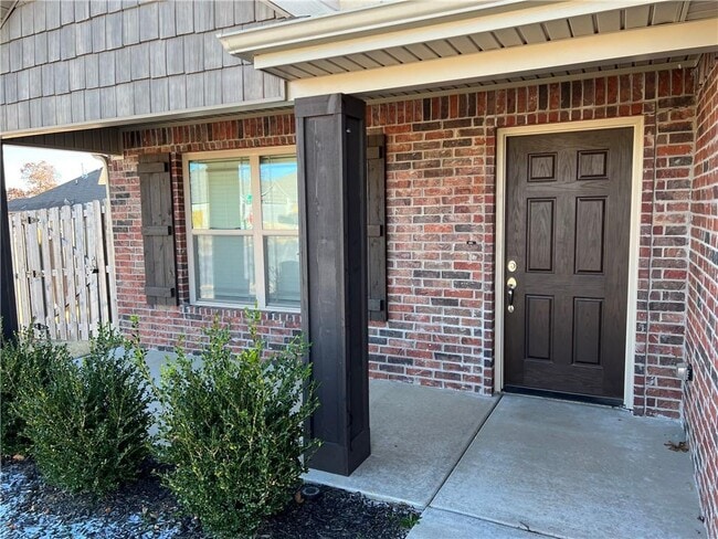 Building Photo - 1001 Tulip St