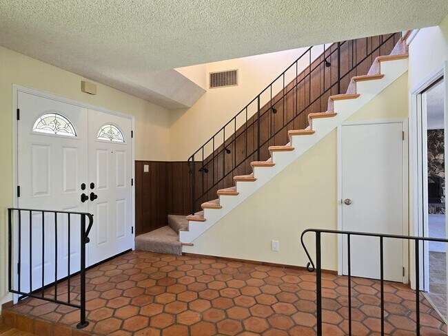 Building Photo - Spacious 2-Story Single Family Home, Renov...