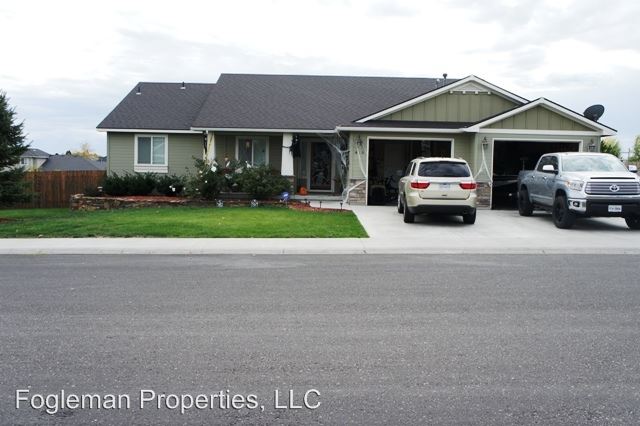 Primary Photo - 415 NE Greystone Loop
