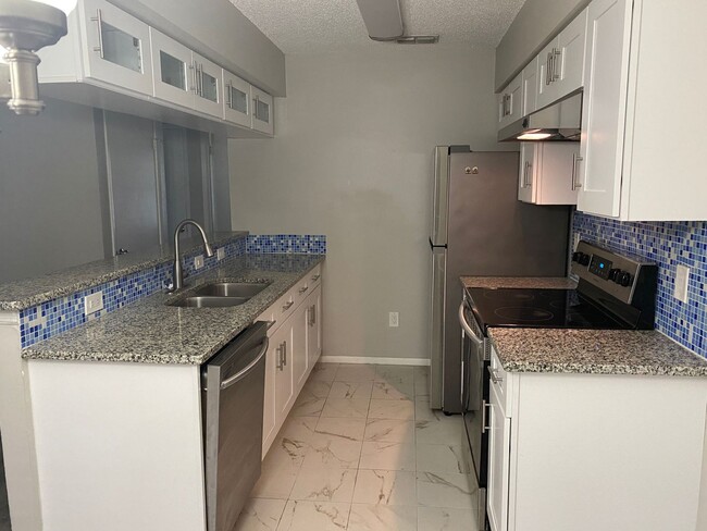 Building Photo - 2 Bedroom 1 Bath upstairs unit in Orlando ...