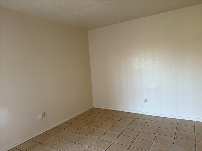 Foto del edificio - 2114 W Greens Rd
