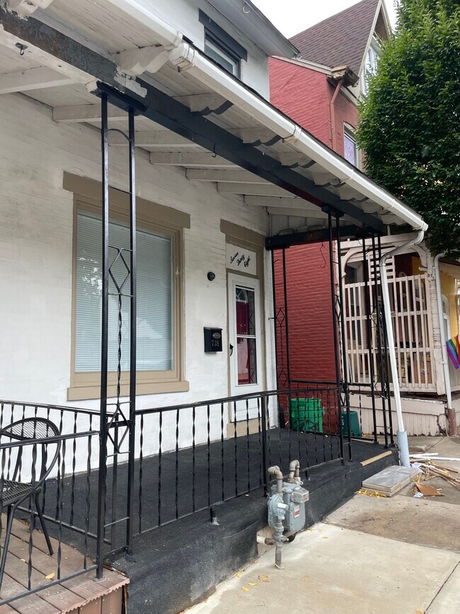 Building Photo - 738 Thorn St