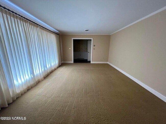 Building Photo - 1501 Sutton Dr
