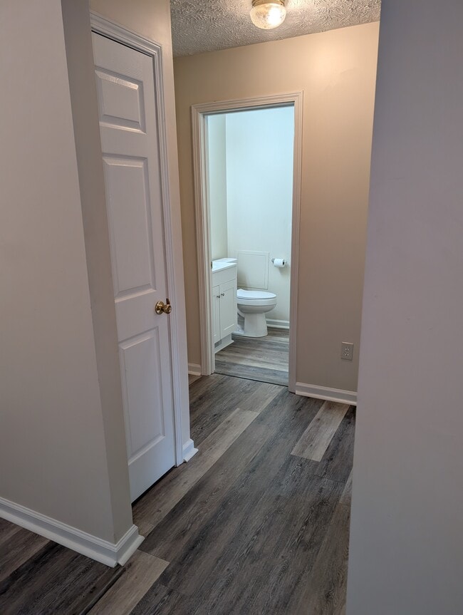 Baño del pasillo - 138 Crestview Dr