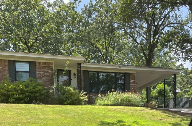 Foto del edificio - 3737 Lakeshore Dr