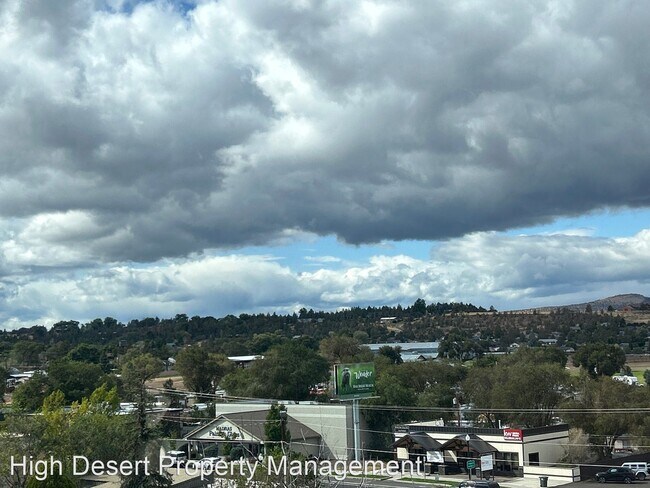 Foto del edificio - 4 br, 2 bath House - 990 S Adams Dr.