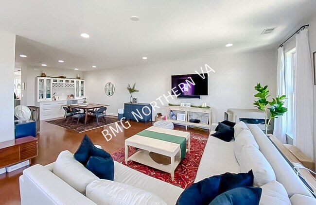 Foto del edificio - 738 Annie Rose Ave