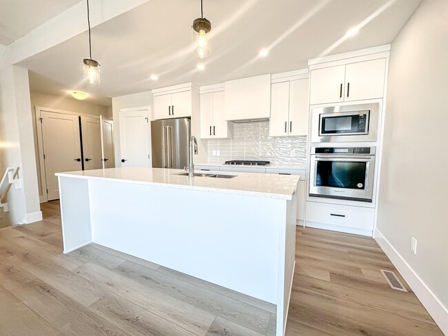 Photo du bâtiment - 2855-2812 12 Ave SW