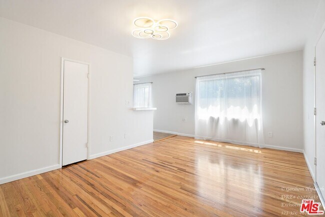 Foto del edificio - 6640 Woodman Ave