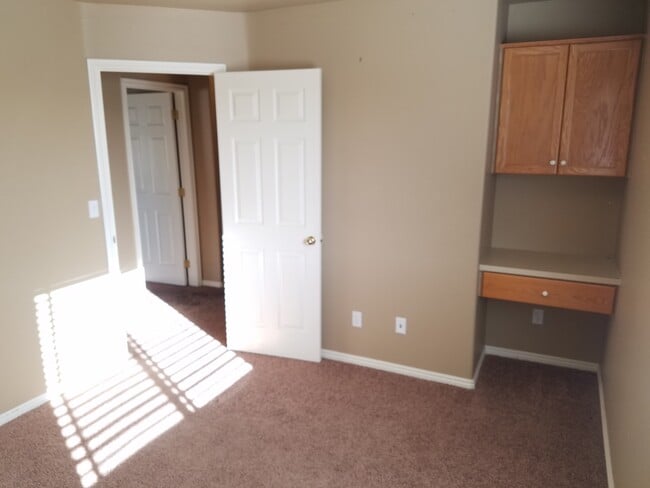 Building Photo - 2 Bedroom/1.5 Bathroom Townhome