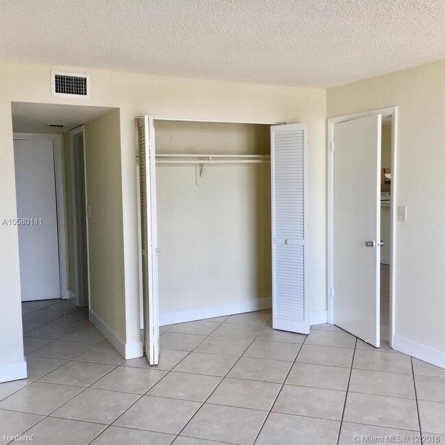 Foto del edificio - 2 br, 2 bath  - 7040 Coral Way Apt 208