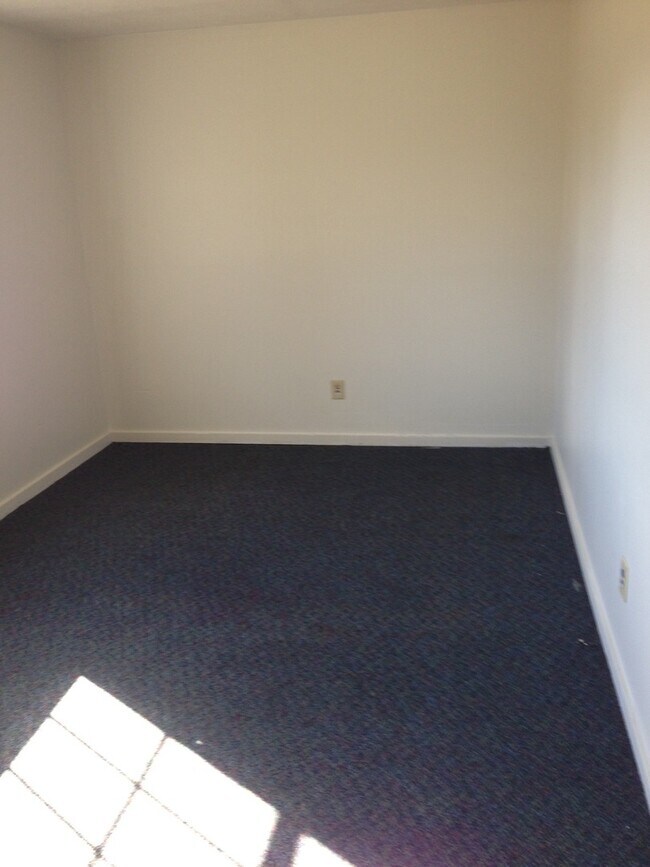 Building Photo - Three Bedroom Duplex in Country Setting