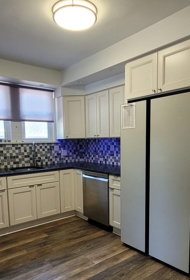 Cocina con lavadora y secadora, refrigerador nuevo. - 248 W Franklin St