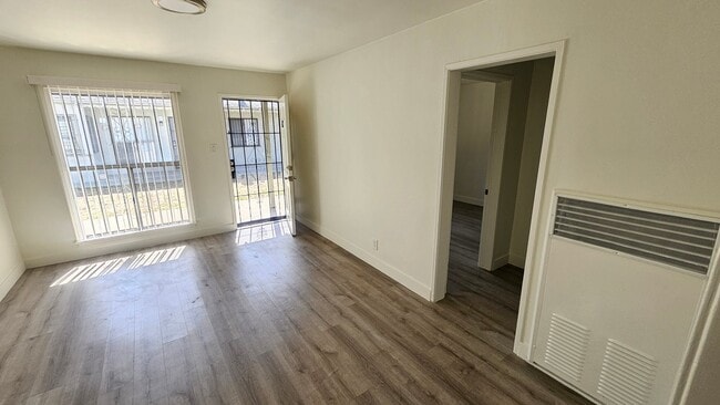 Foto del edificio - 1120 E Fairview Blvd