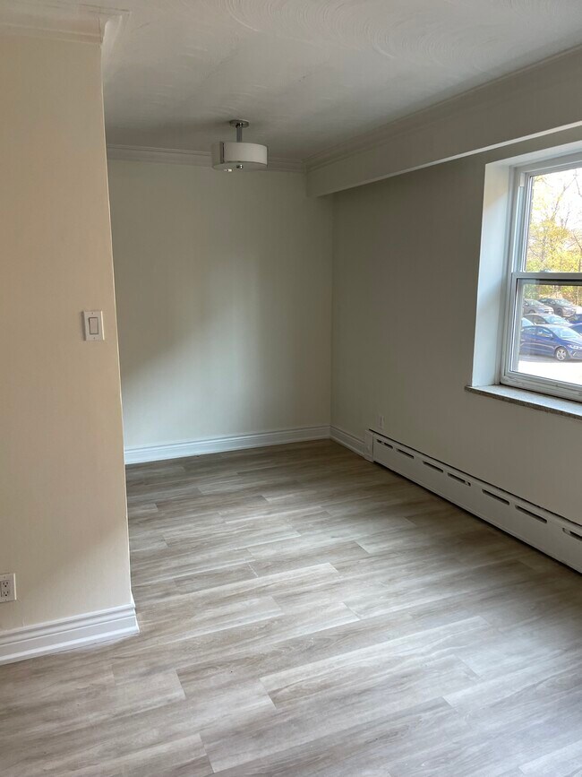 Building Photo - 2427 Hurontario St