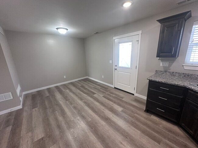 Building Photo - 550 Trails End