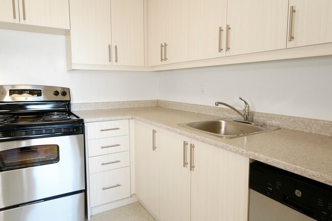 Building Photo - Denewood Apartments