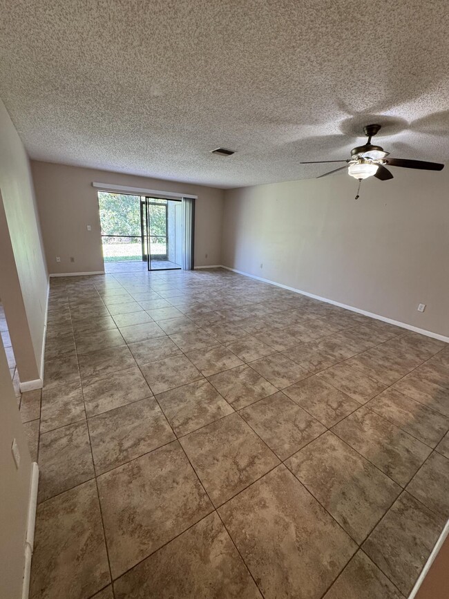 Foto del edificio - 1403 Lakeview Dr E