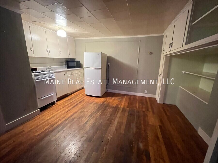 Primary Photo - 200 Center St