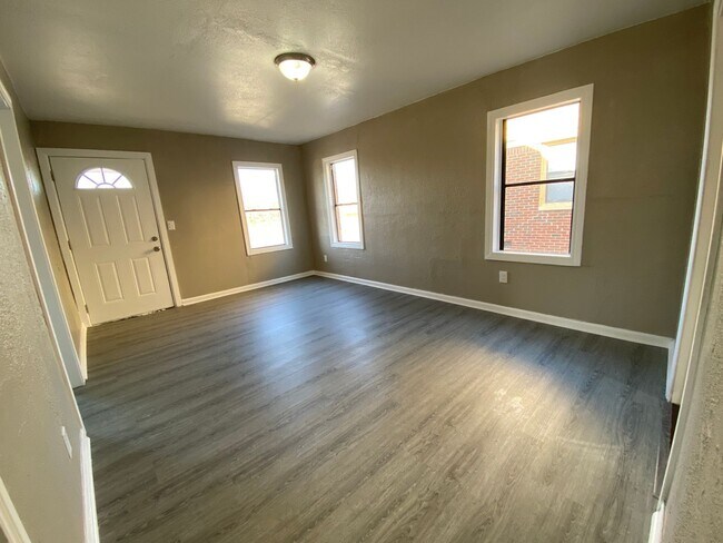 Foto del edificio - 2 Bedroom Home Available Now in OKC!!!