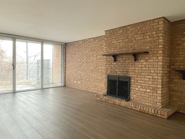 Foto del edificio - 5600 Hillcrest Ln