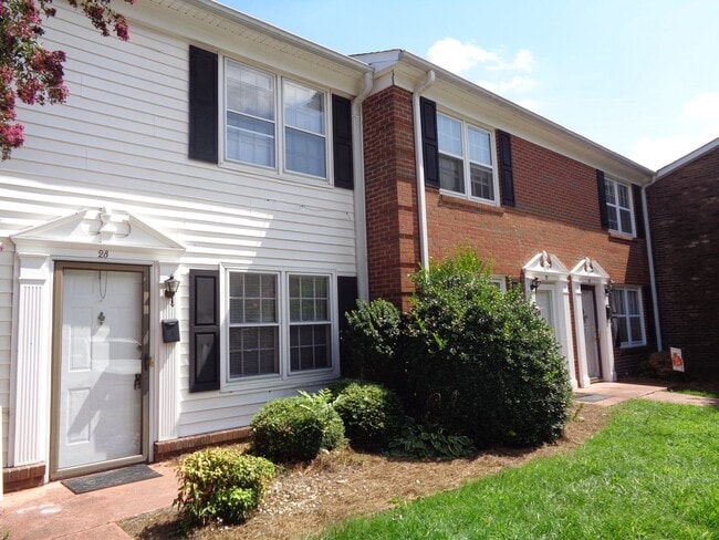 Building Photo - 2 Bedroom Townhouse In Kernersville