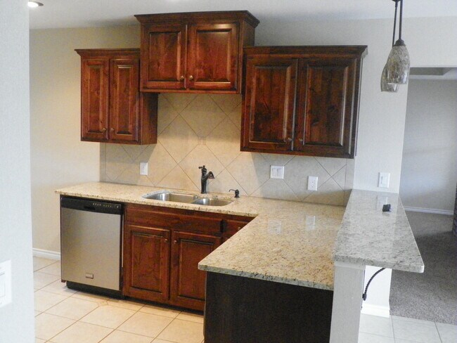 Building Photo - SPECTACULAR NEWER HOME, FIREPLACE, FORMAL ...