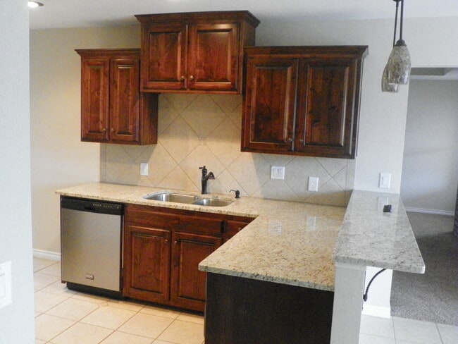 Foto del edificio - SPECTACULAR NEWER HOME, FIREPLACE, FORMAL ...