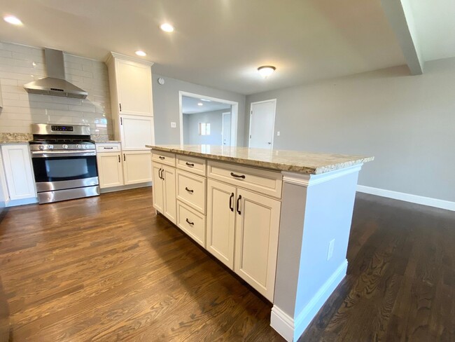 Foto del edificio - Spacious & Updated Home in Lakewood!-Open ...