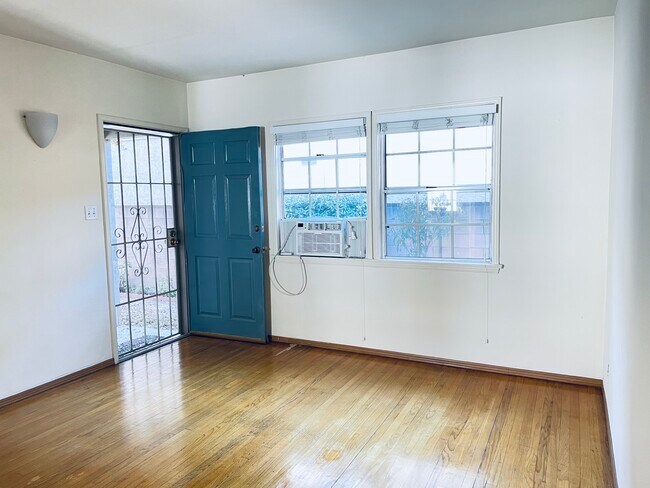 entrance / hardwood floor - 503 N Shelton St
