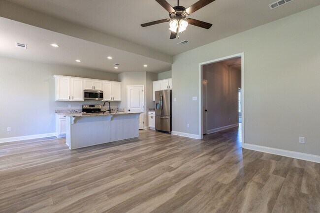 Foto del edificio - 3 Bedrooms / 2 Bathrooms in Silverhill! Mid-August