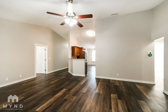 Foto del edificio - 100 Autumn Springs Ct W