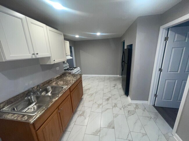Foto del edificio - 14730 Kilbourn Ave