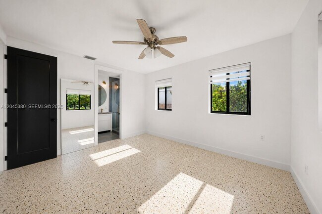 Foto del edificio - 365 Fairway Dr