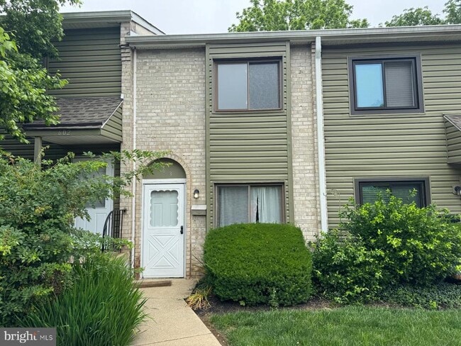 Building Photo - 603 Valley Dr