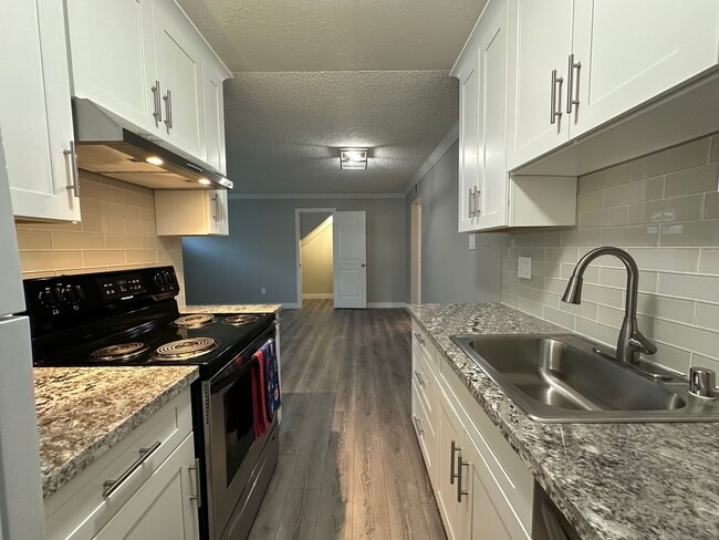 Building Photo - $300 Lease Signing Bonus!  Spacious Renovated One-Bedroom in Prime Midtown Location!