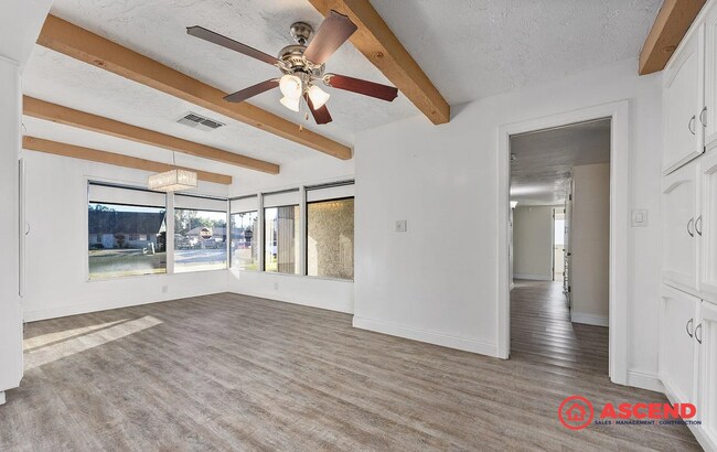 Foto del edificio - Beautiful 3 Bed, 2 Bath Home with Pool, Solar & Cozy Fireplace