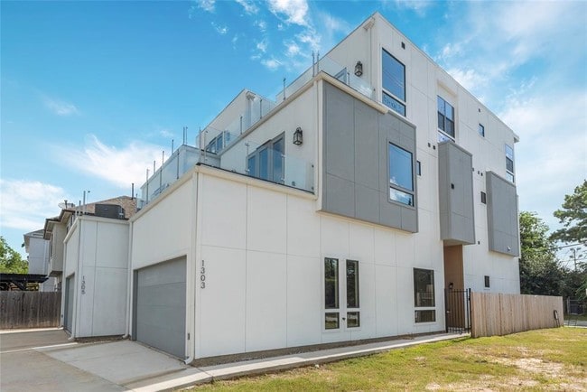 Building Photo - 1303 Laird St