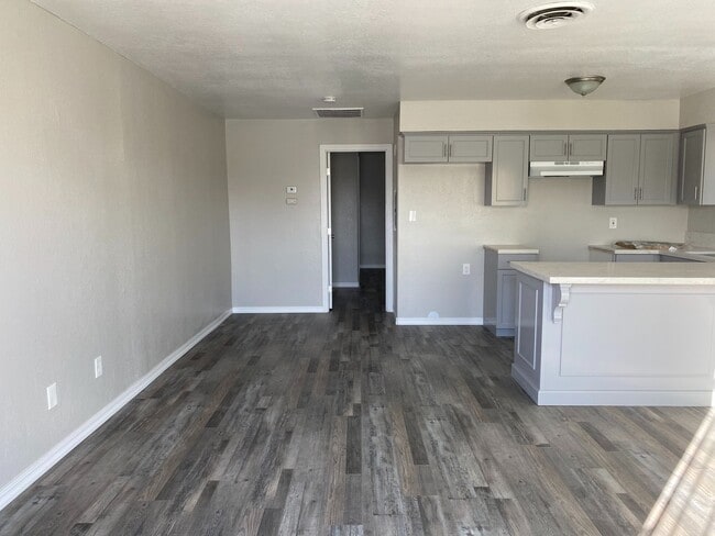 Building Photo - 1000 Oregon St