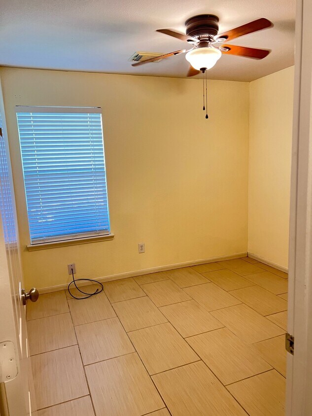 Foto del edificio - 2030 Waverly Glend Dr