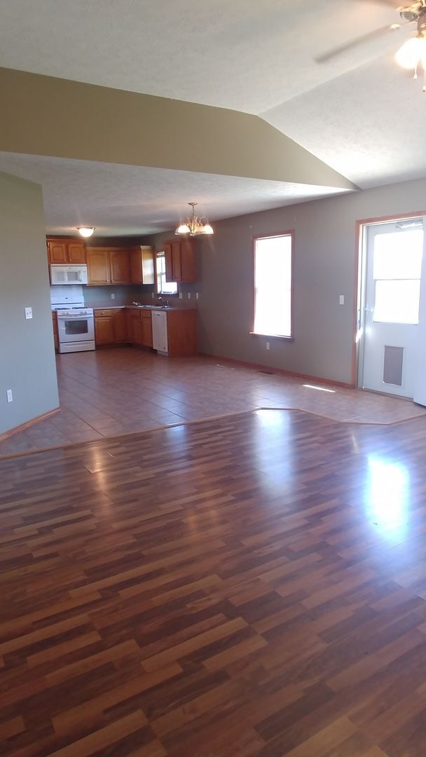 Building Photo - *Ozarks Best Location*