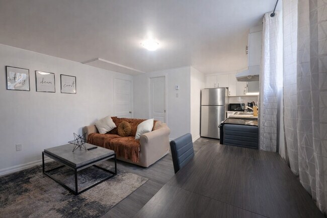 Photo du bâtiment - 4225 Pl. Lapierre