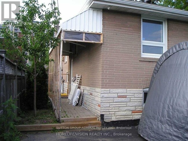 Building Photo - 25 Arbutus Crescent