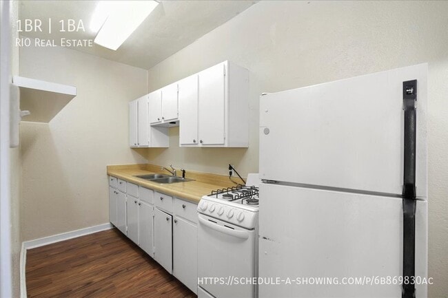 Building Photo - 975 N Washington St