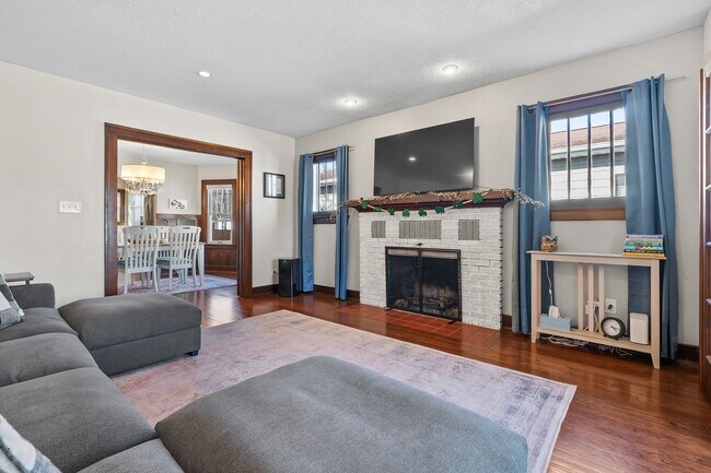 Building Photo - Charming 2-Bedroom Home for Rent in the He...