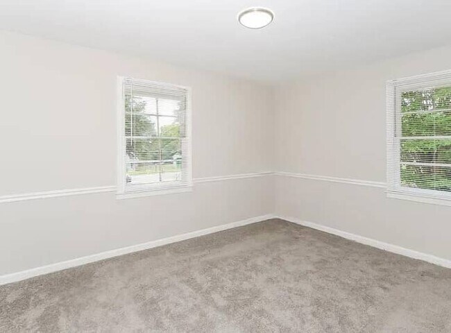 Foto del edificio - 2451 Juniper Dr