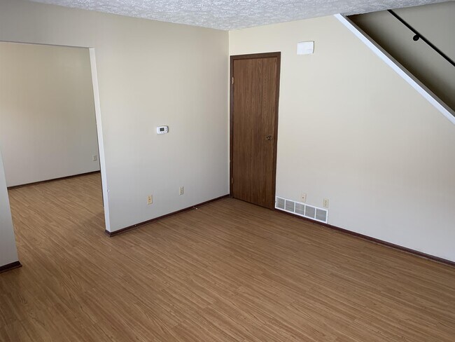 Foto del edificio - 6450 FARMDALE Rd