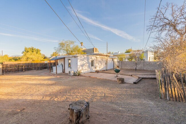 Building Photo - 1447 E Lester St